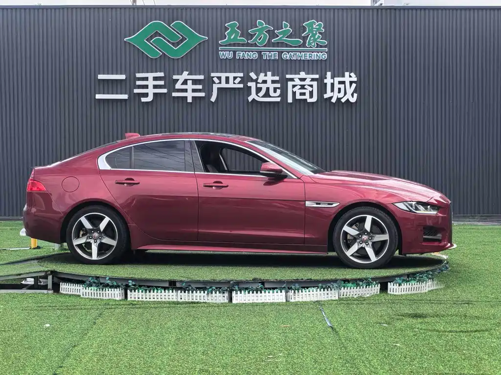 Jaguar XE 2017 — фото 18