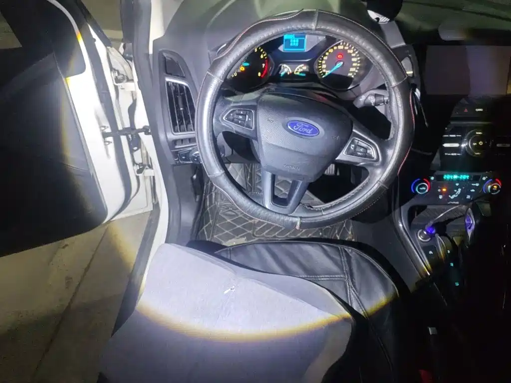 Ford Focus 2015 — фото 11