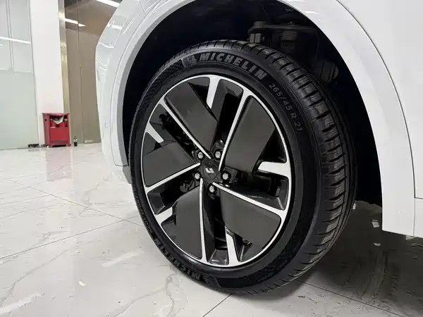 Li Auto L8 2025