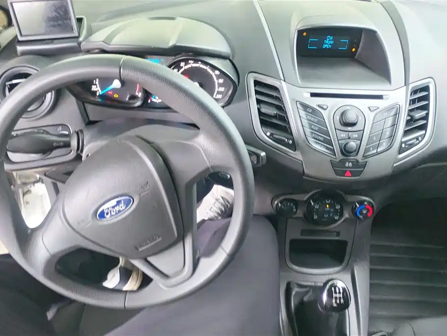 Ford Fiesta 2015 — фото 12
