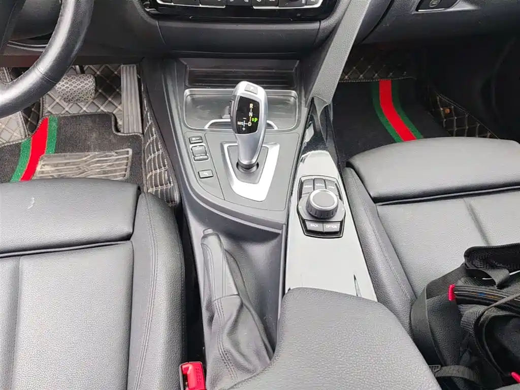 BMW 3 Series 2018 — фото 14