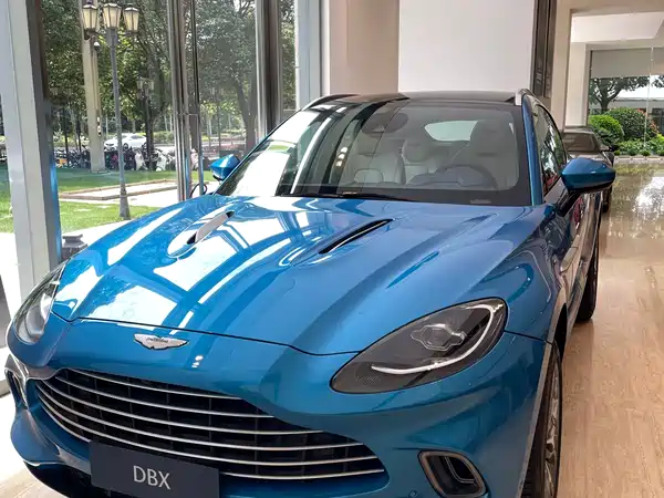 Aston Martin DBX 2024