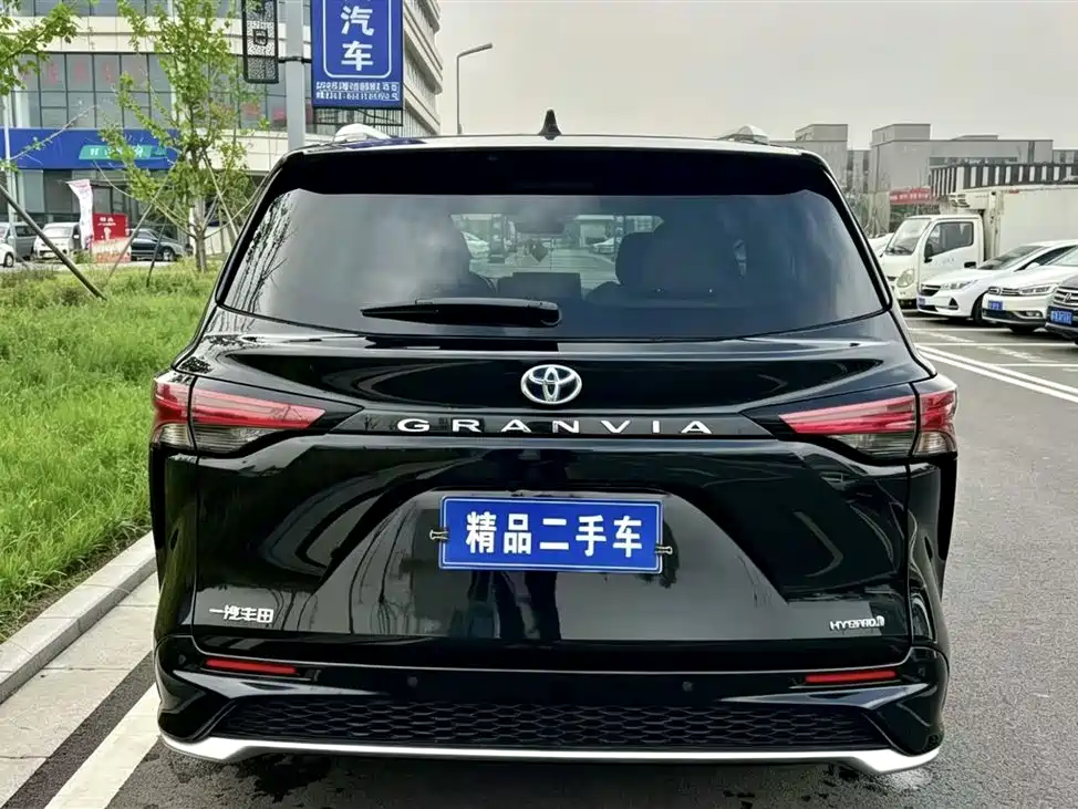Toyota Granvia 2023