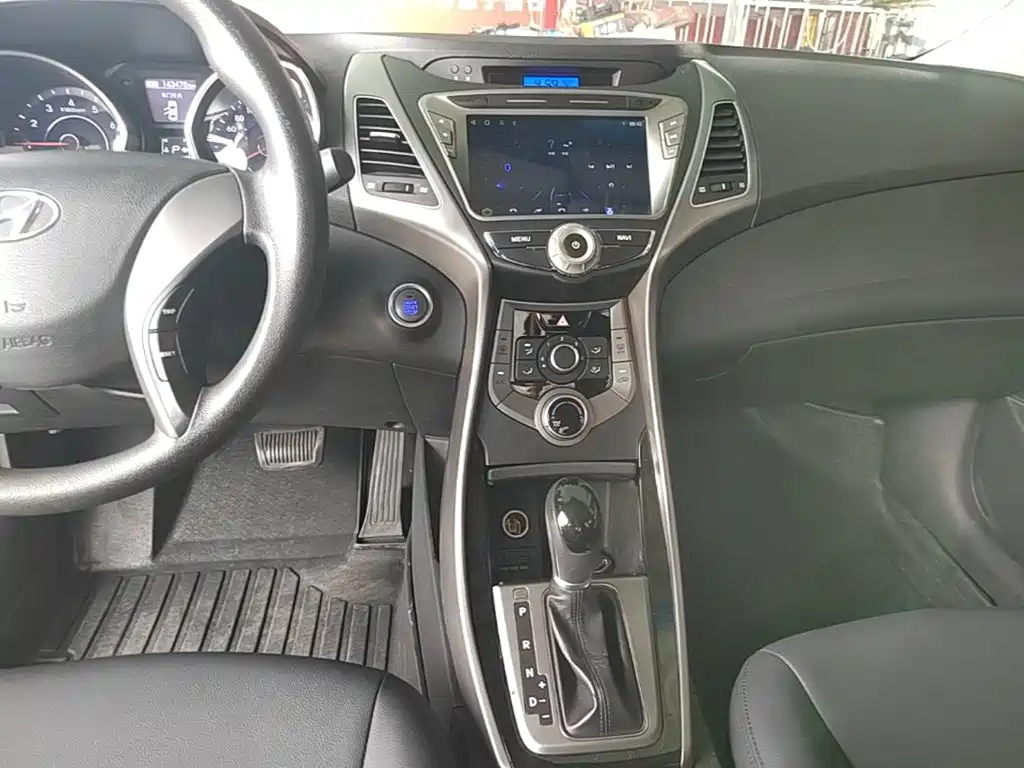 Hyundai Elantra 2015 — фото 13