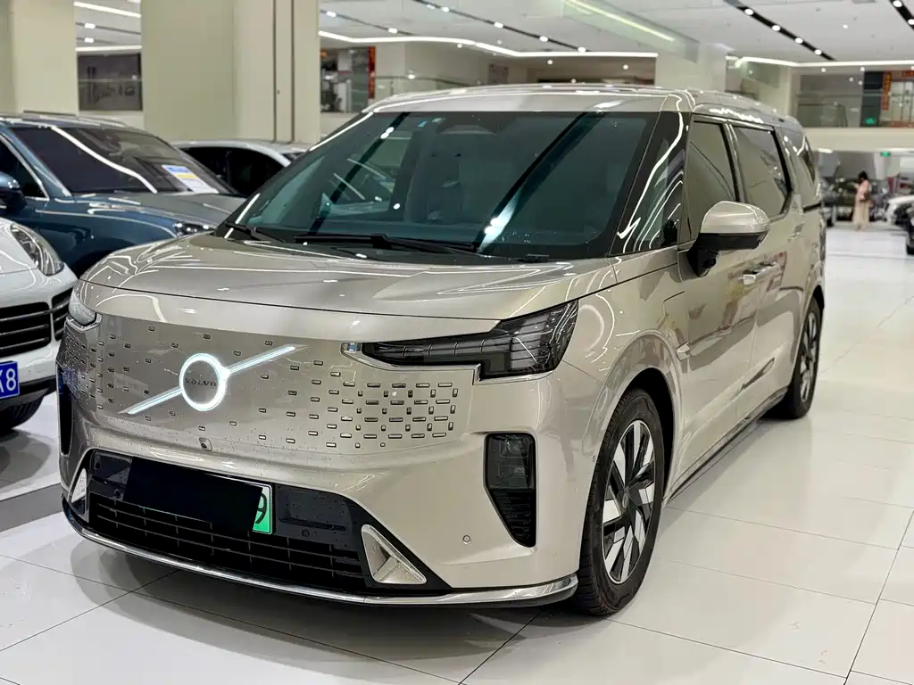 Volvo EM90 2026