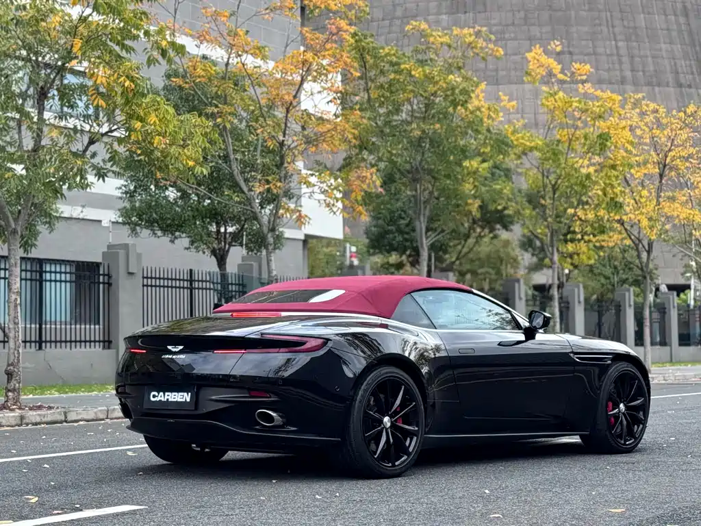 Aston Martin DB11 2019 — фото 11