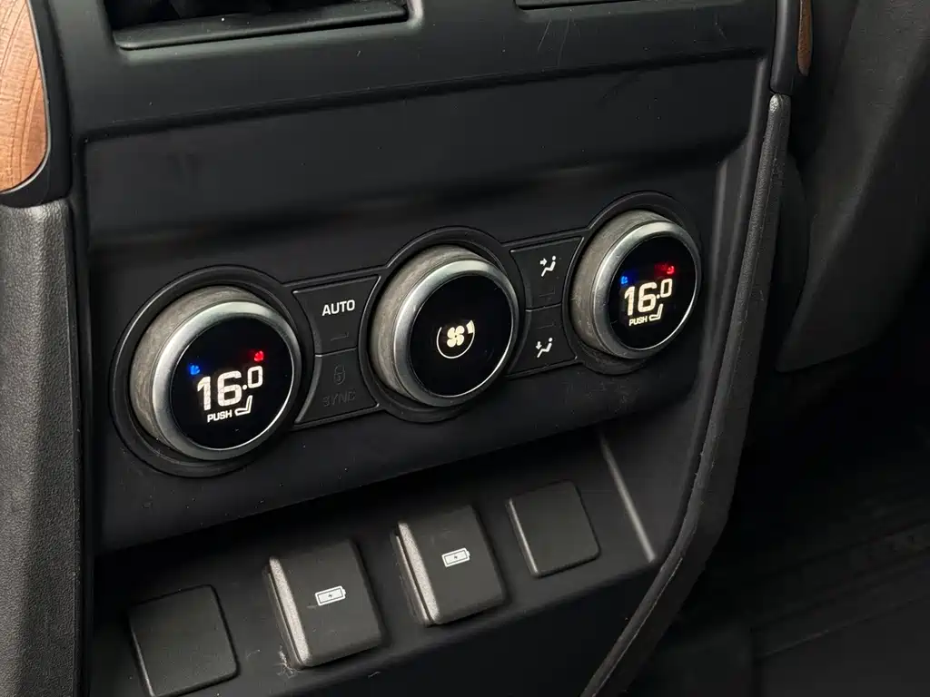 Land Rover Defender 2023 — фото 13