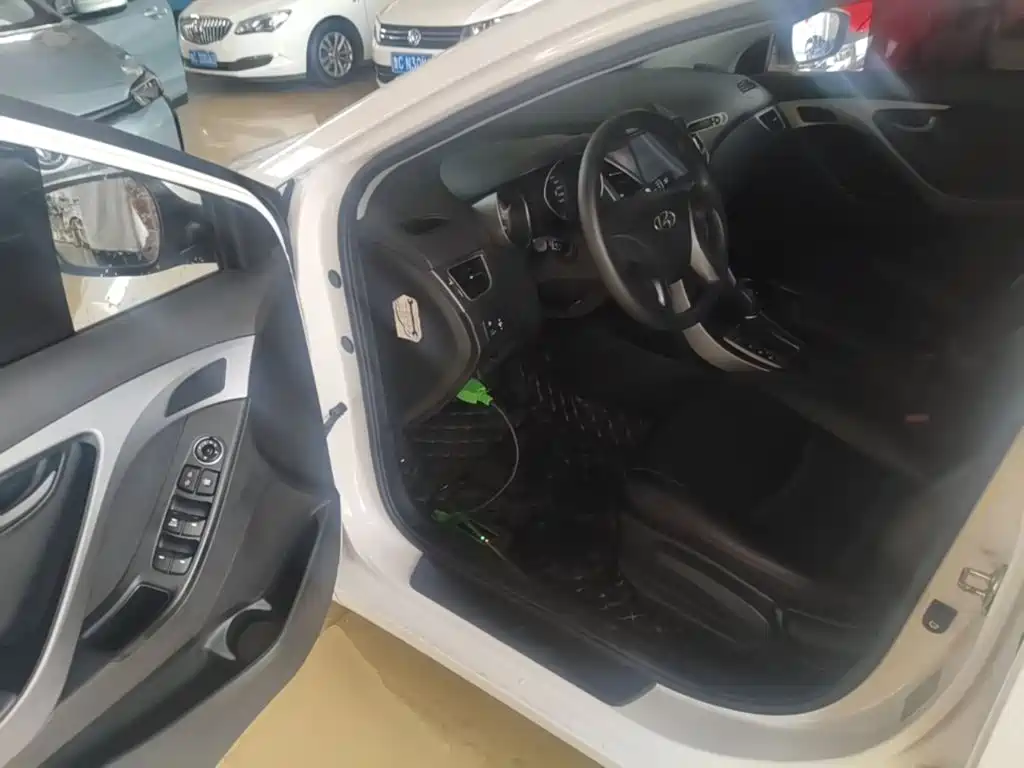 Hyundai Elantra 2016 — фото 16