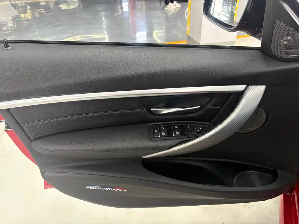 BMW 3 Series 2019 — фото 13