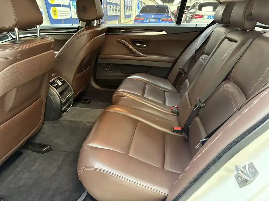 BMW 5 Series 2015 — фото 25