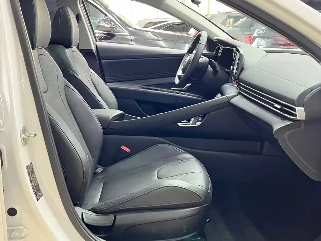 Hyundai Elantra 2023 — фото 19