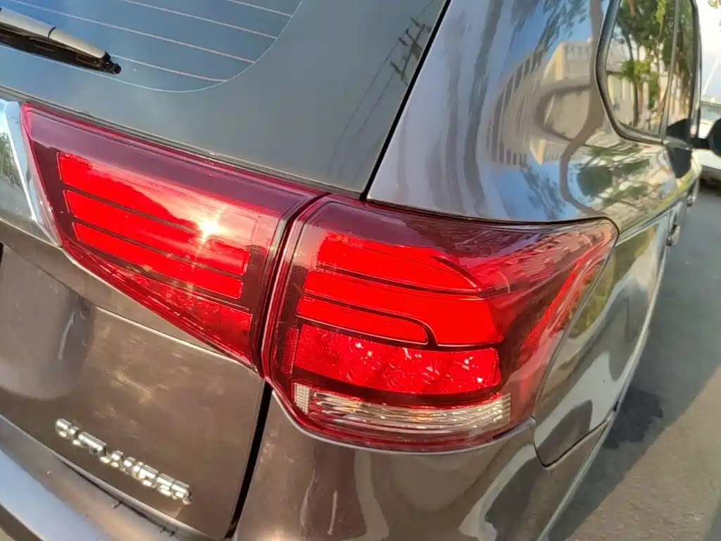 Mitsubishi Outlander 2018 — фото 8