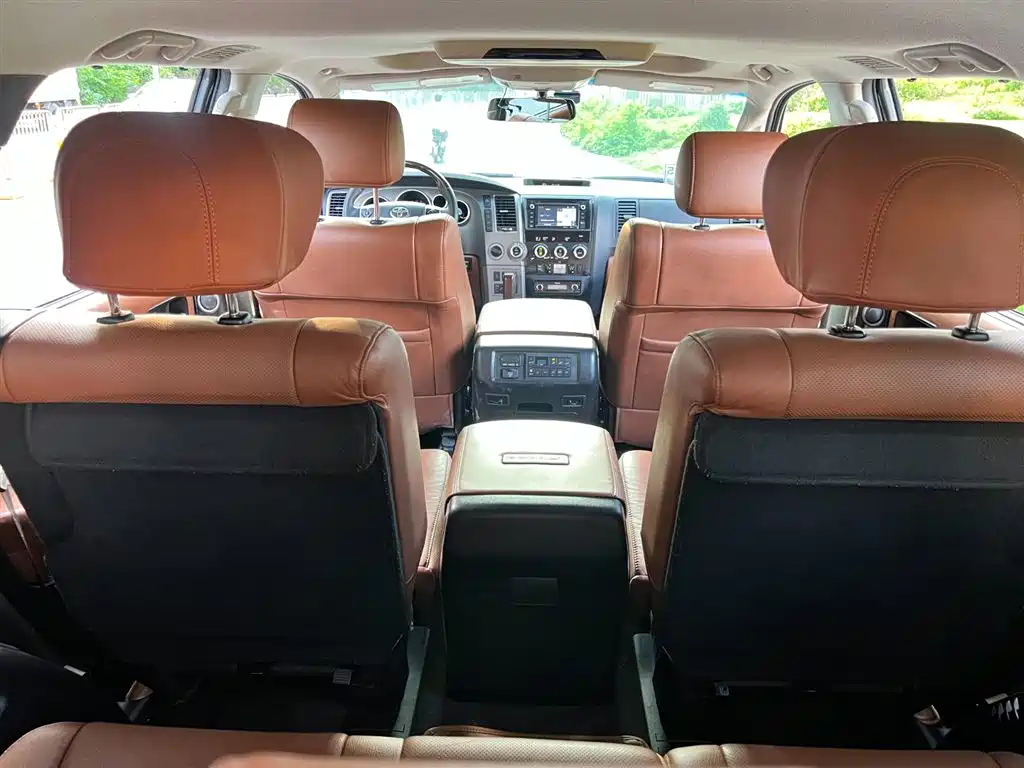Toyota Sequoia 2014 — фото 12