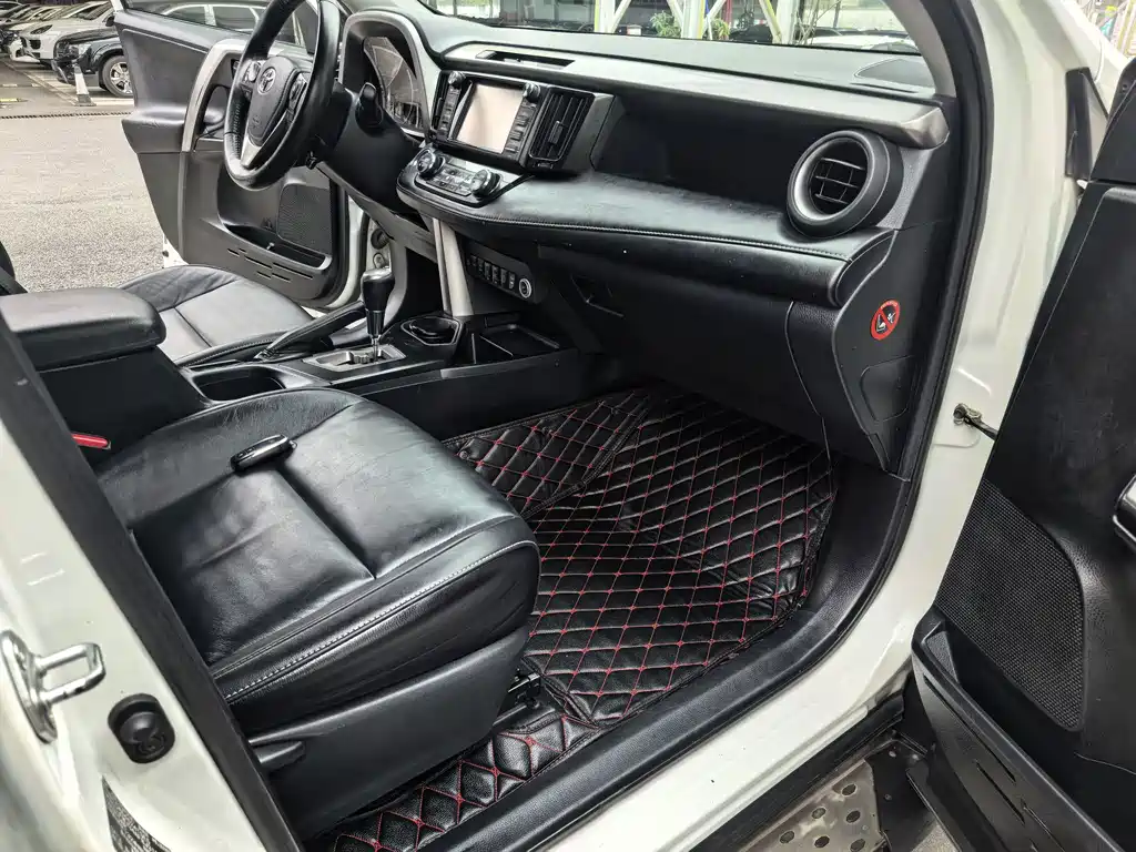 Toyota RAV4 2018 — фото 11