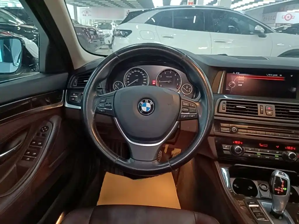 BMW 5 Series 2016 — фото 11