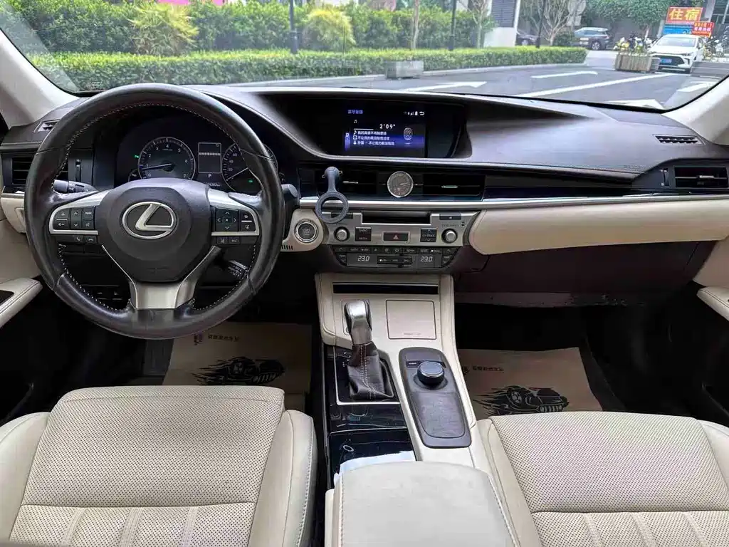 Lexus ES 2017 — фото 12
