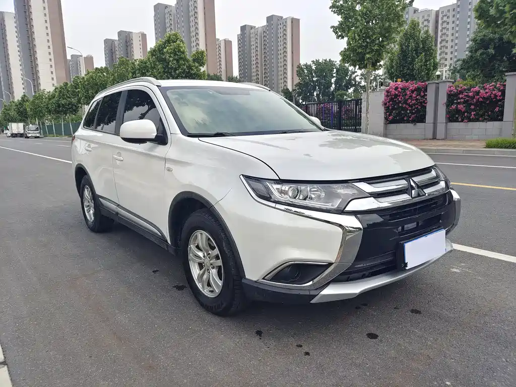 Mitsubishi Outlander 2017 — фото 3
