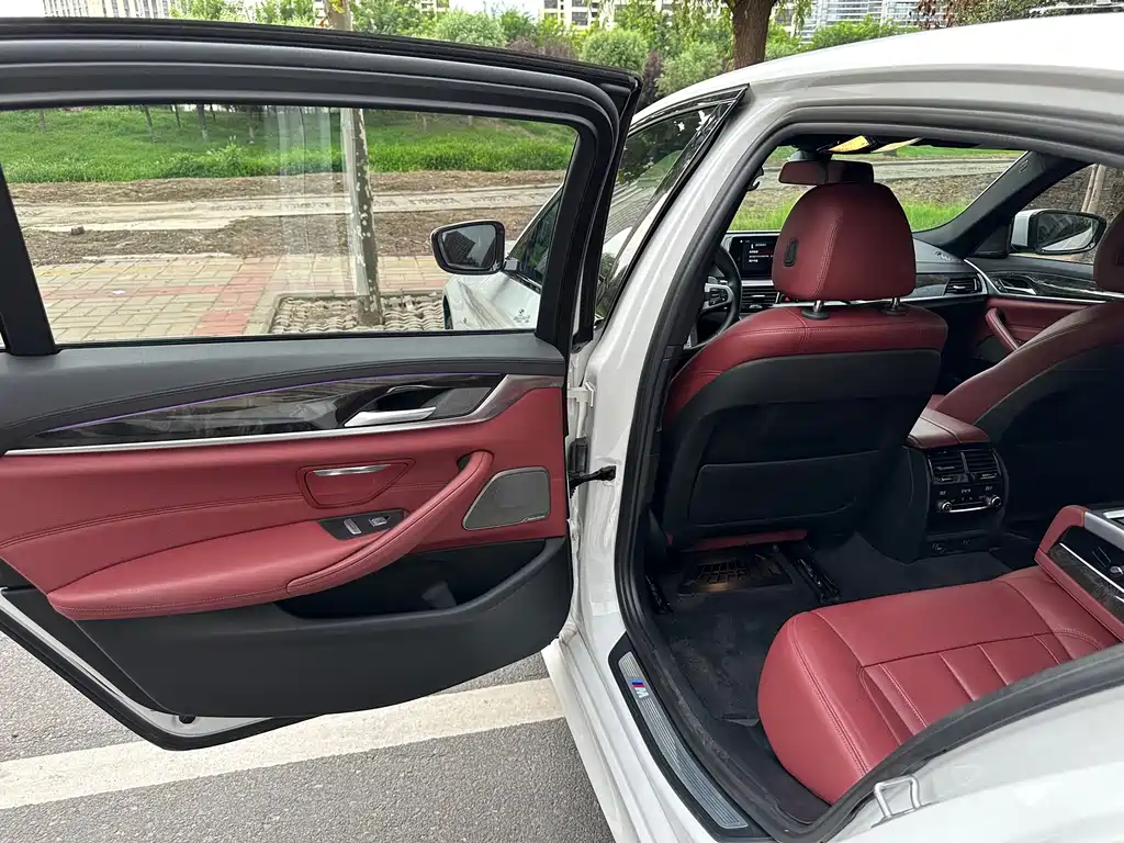 BMW 5 Series 2018 — фото 12