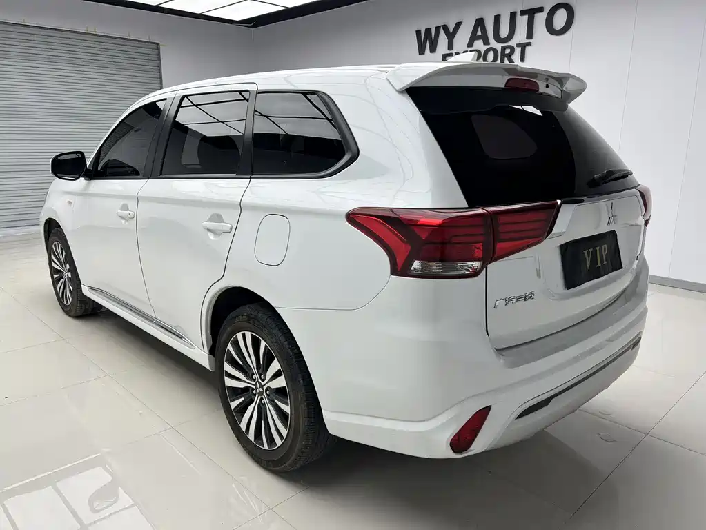 Mitsubishi Outlander 2021 — фото 5