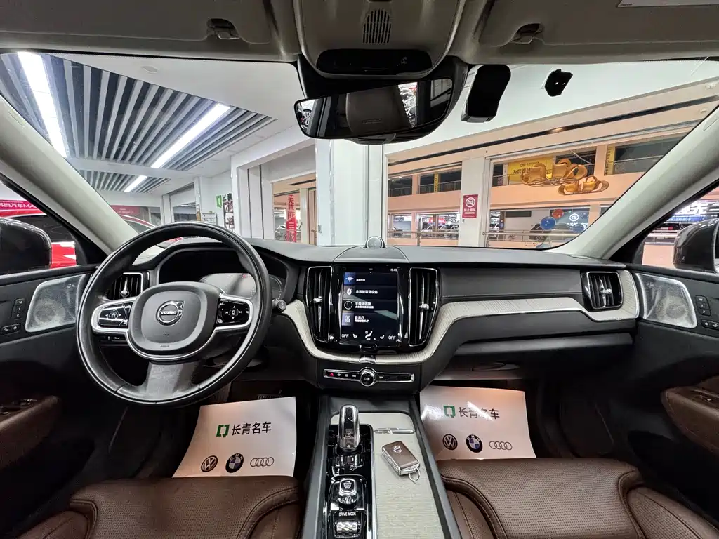 Volvo XC60 PHEV 2018 — фото 8