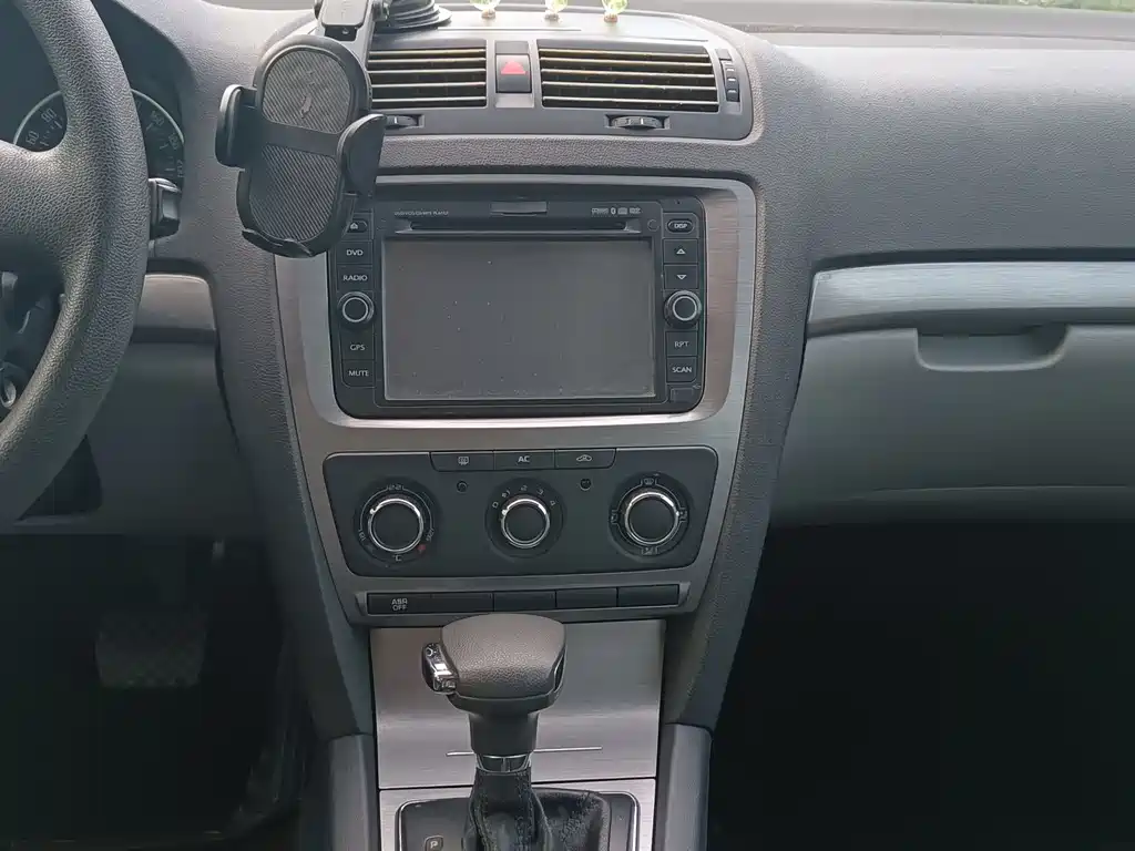 Skoda Octavia 2010 — фото 12