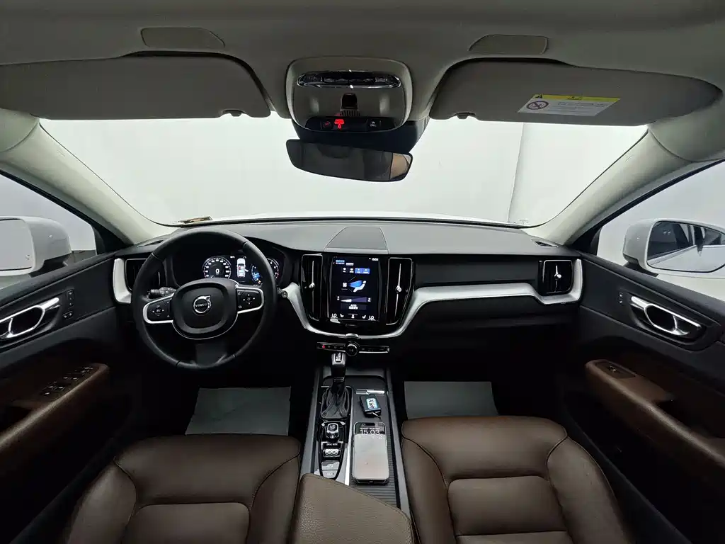Volvo XC60 2018 — фото 21