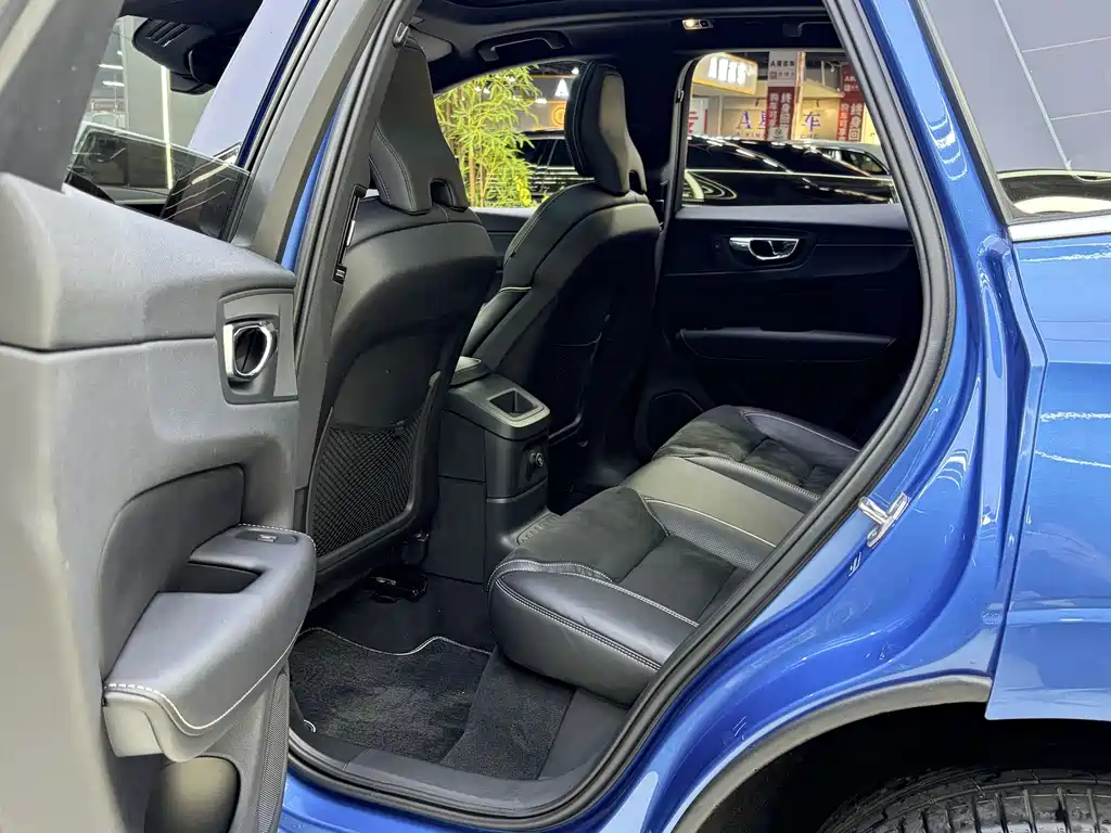Volvo XC60 Plug-In Hybrid 2019 — фото 12