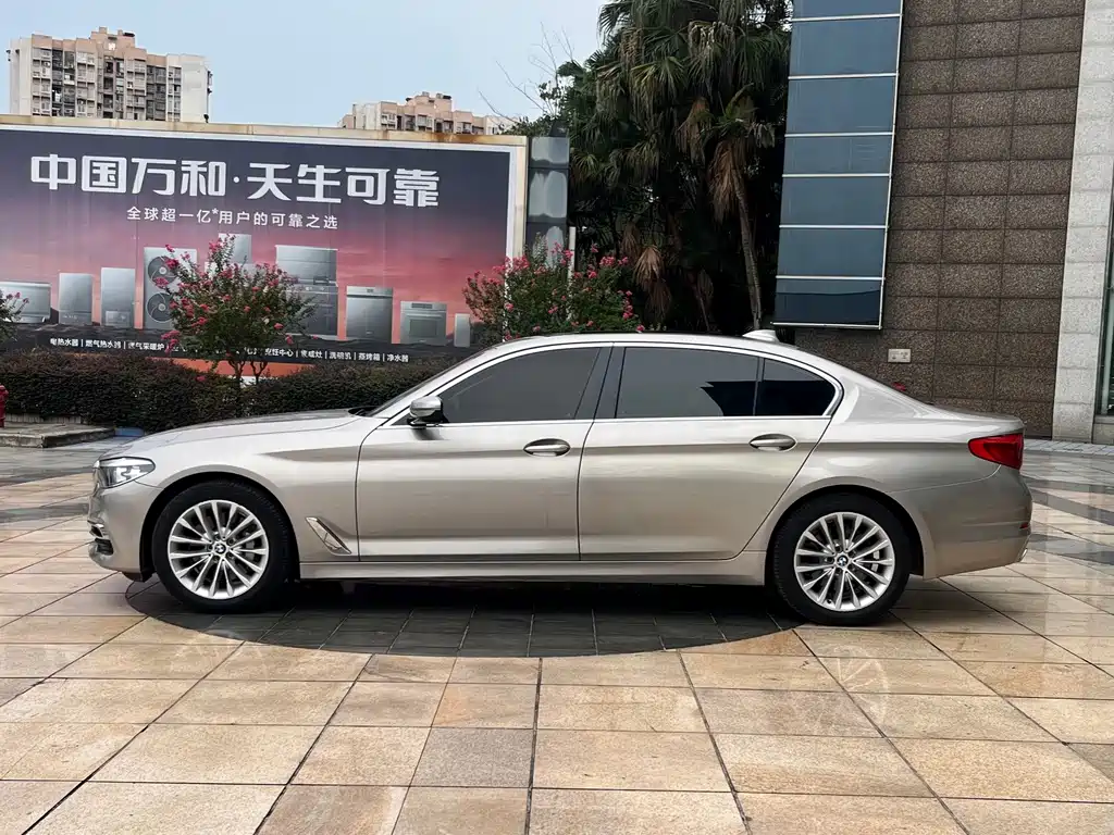 BMW 5 Series 2019 — фото 13
