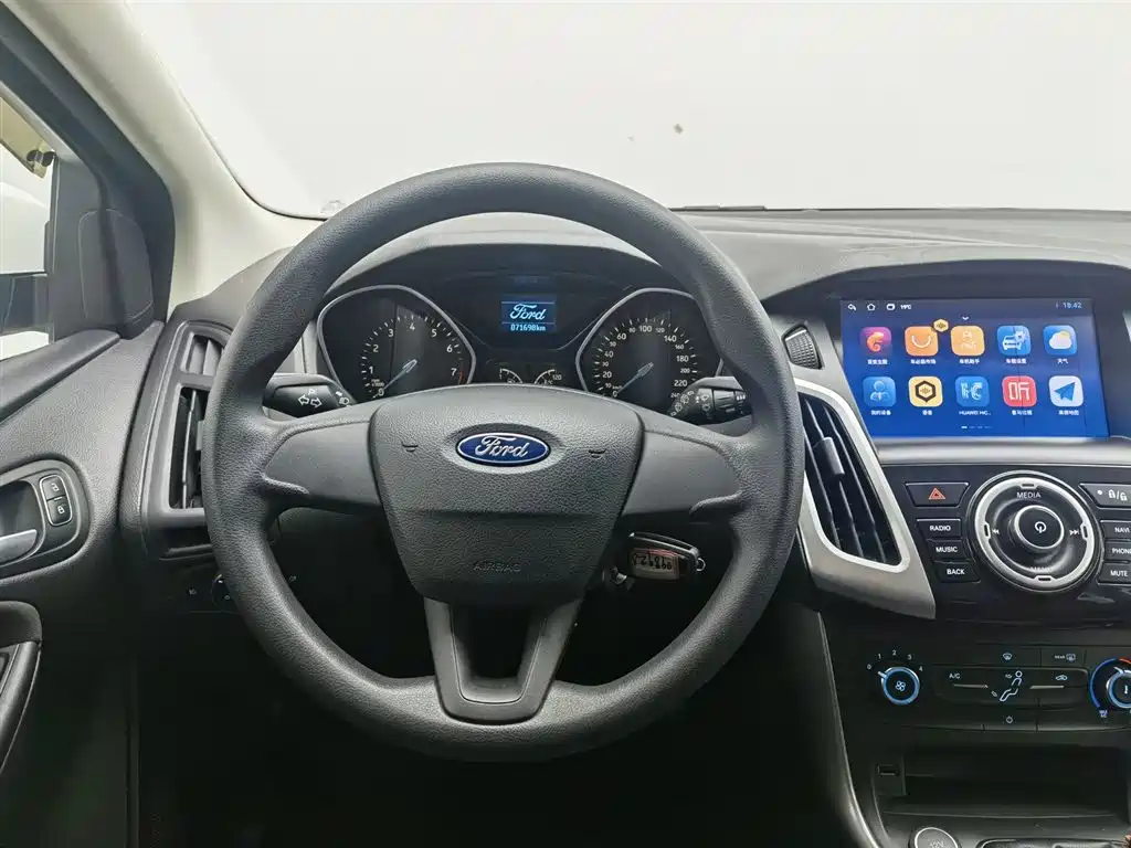 Ford Focus 2017 — фото 11