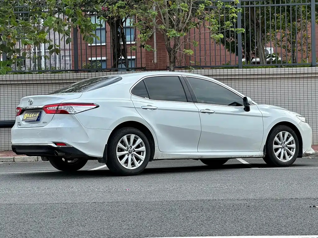 Toyota Camry 2018 — фото 5