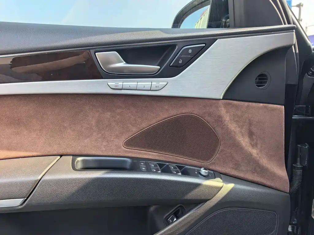 Audi A8 2014 — фото 16