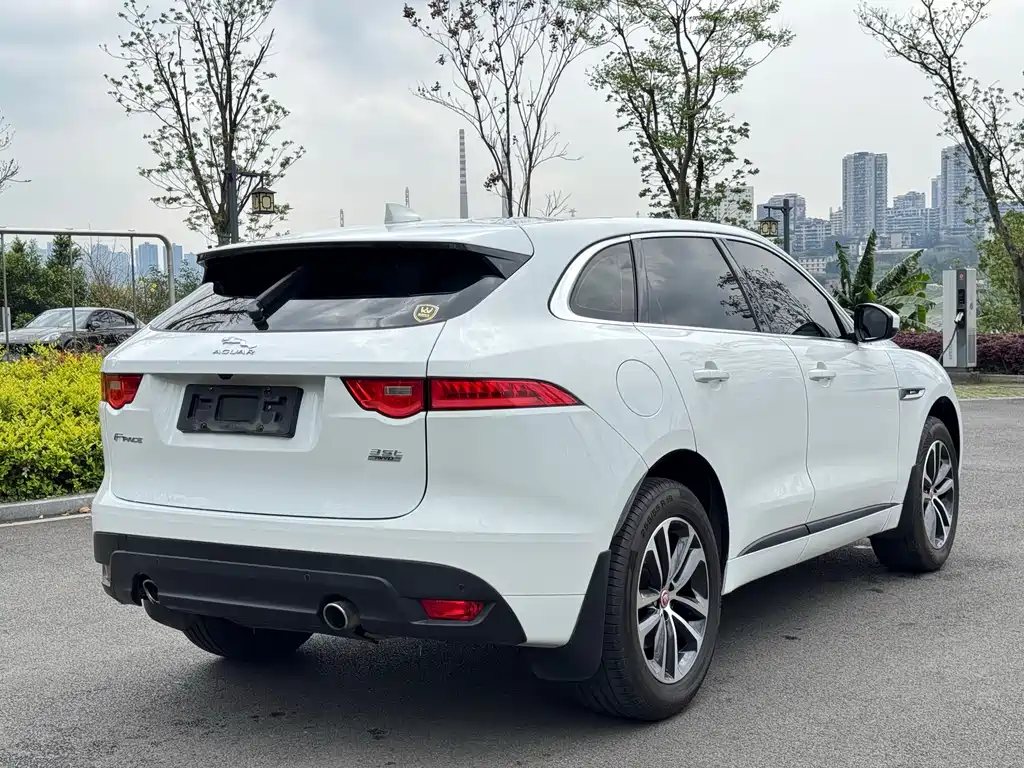 Jaguar F-PACE 2017 — фото 11