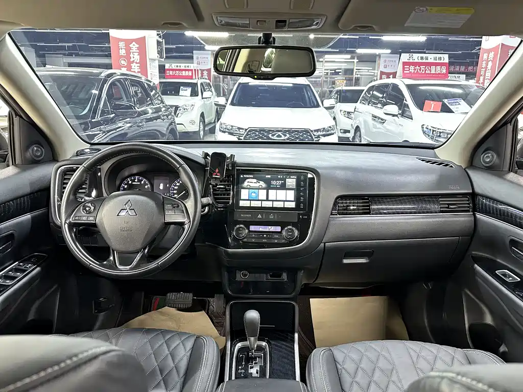 Mitsubishi Outlander 2022 — фото 18