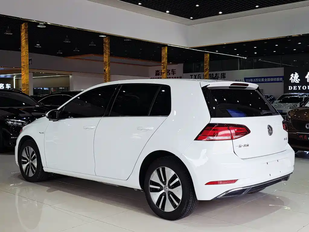 Volkswagen Golf EV 2020 — фото 14