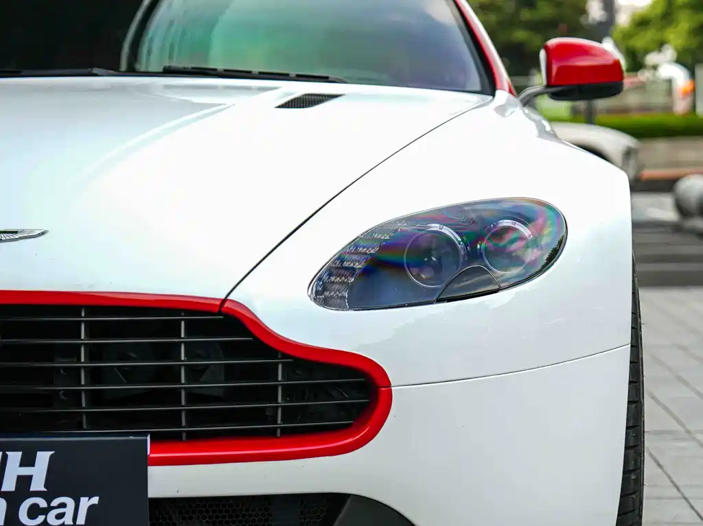 Aston Martin V8 Vantage 2017 — фото 3