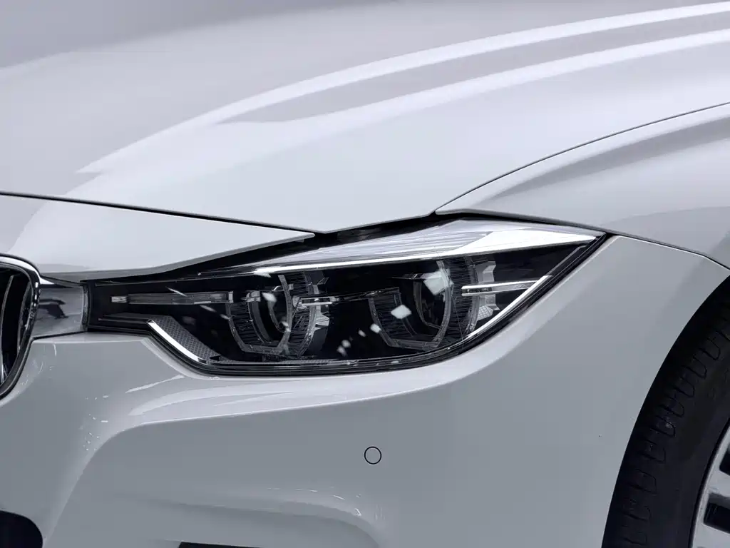 BMW 3 Series 2018 — фото 20