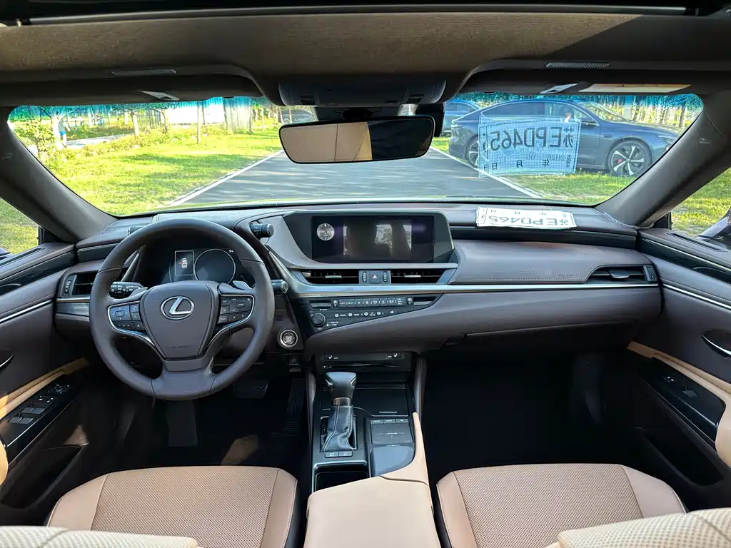 Lexus ES 2018 — фото 9