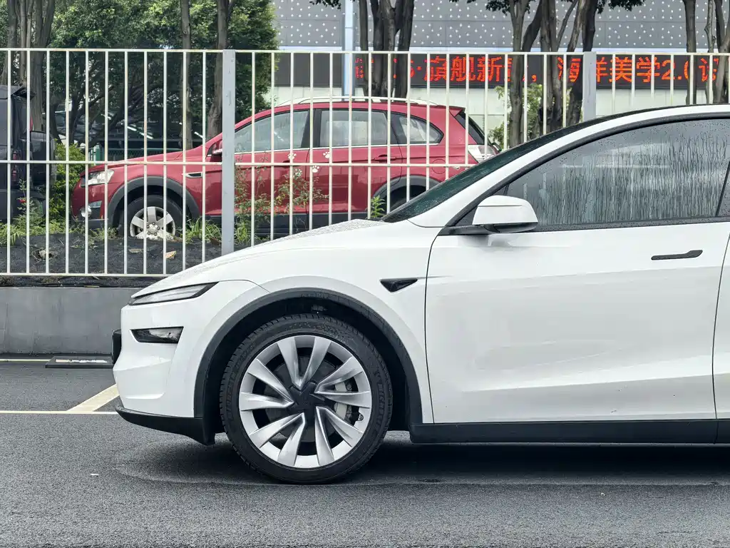 Tesla Model Y 2025 — фото 5