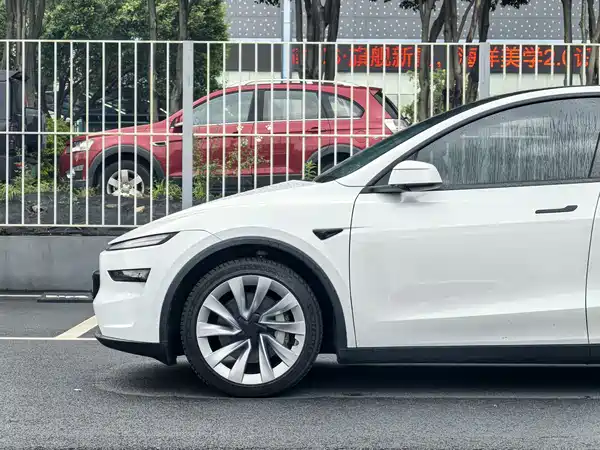 Tesla Model Y 2025