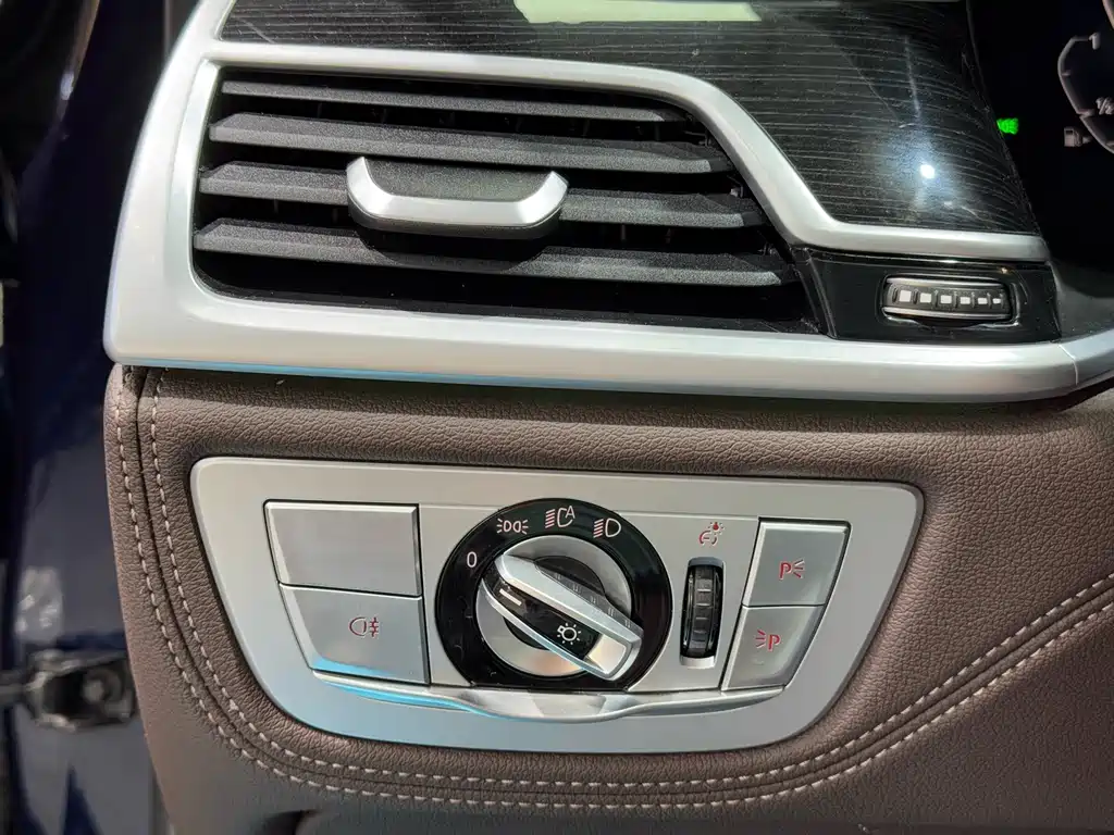 BMW 7 Series 2019 — фото 12