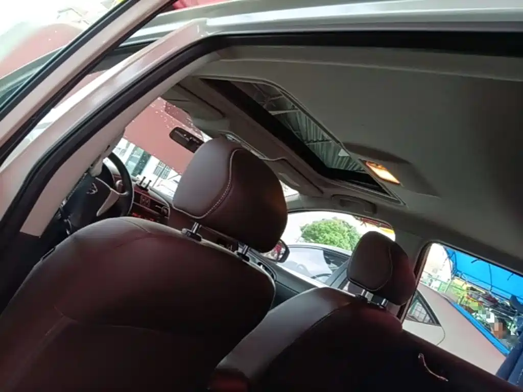 Nissan Tiida 2015 — фото 18