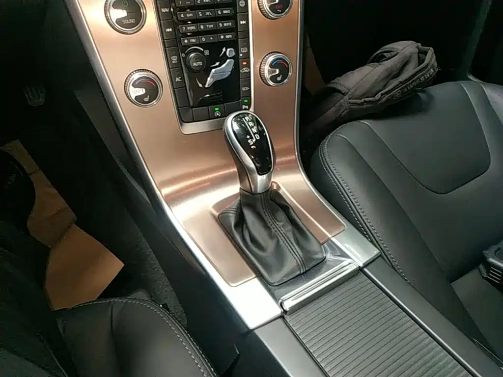Volvo XC60 2017 — фото 14