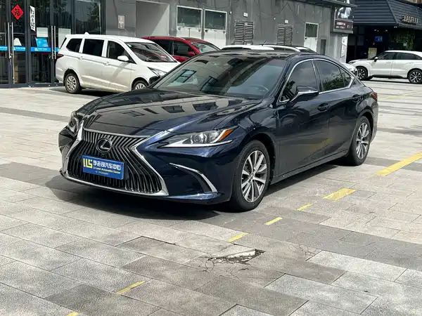 Lexus ES 2020