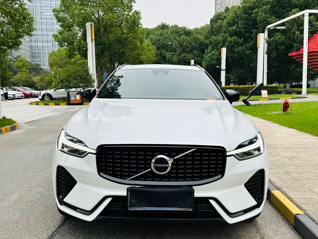 Volvo XC60 2022 — фото 2
