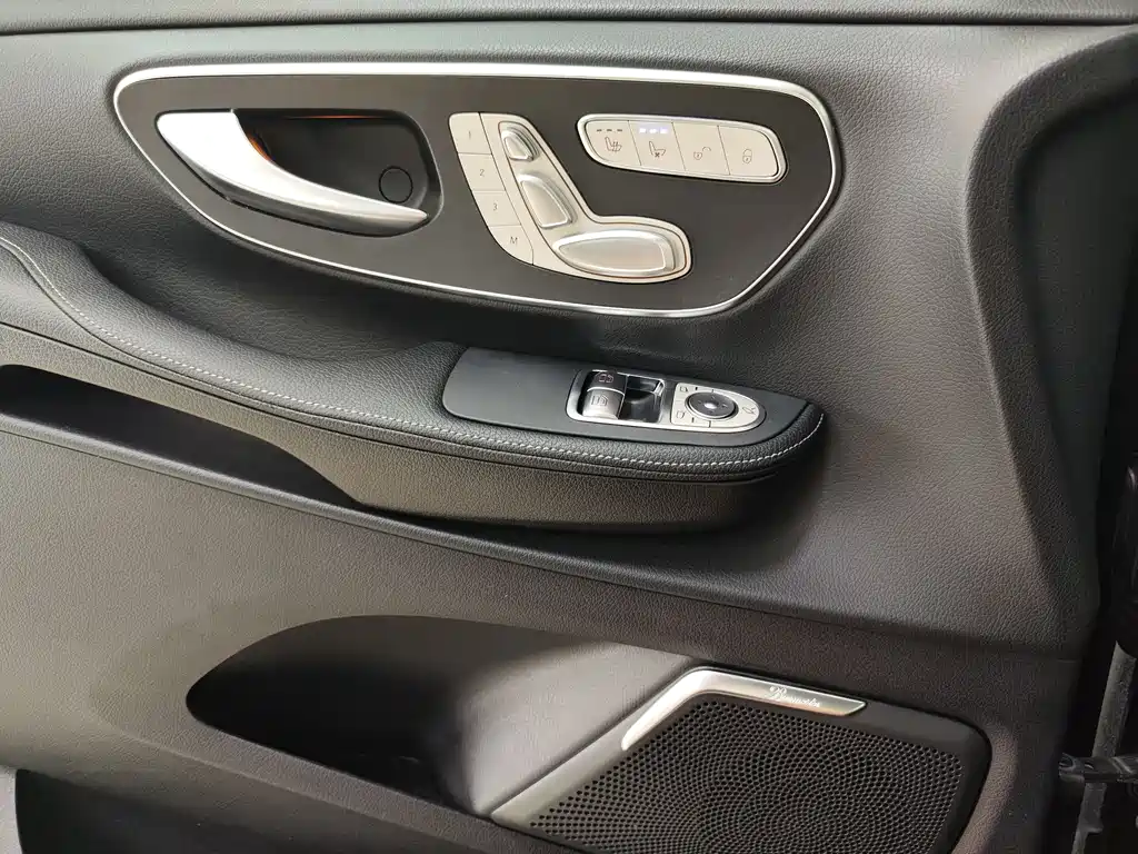 Mercedes-Benz V-Class 2019 — фото 18