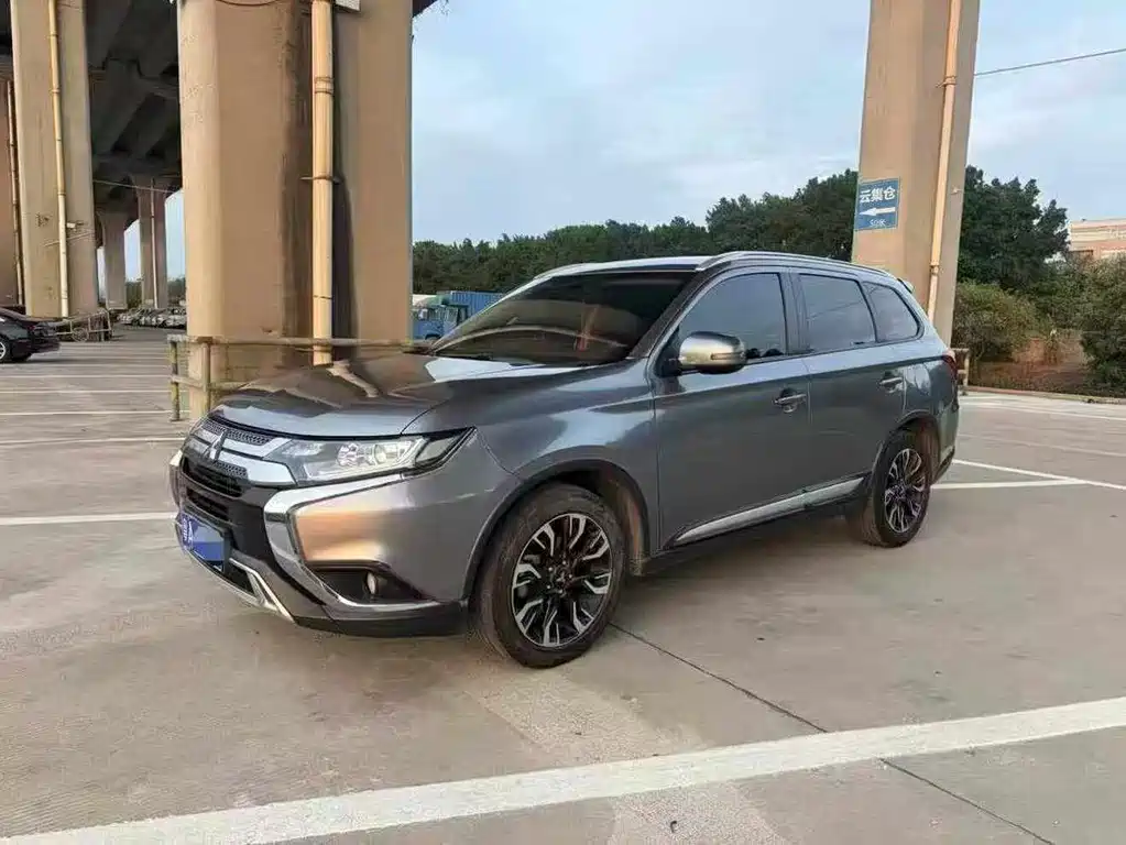 Mitsubishi Outlander 2019 — фото 1