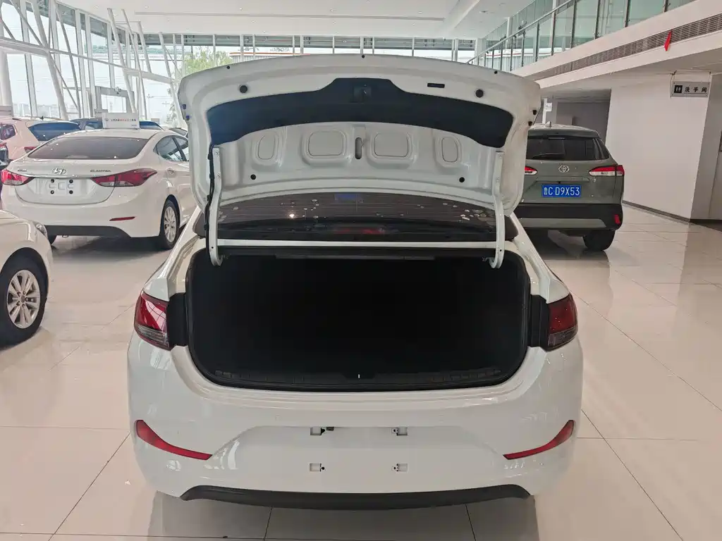 Hyundai Elantra 2019 — фото 13