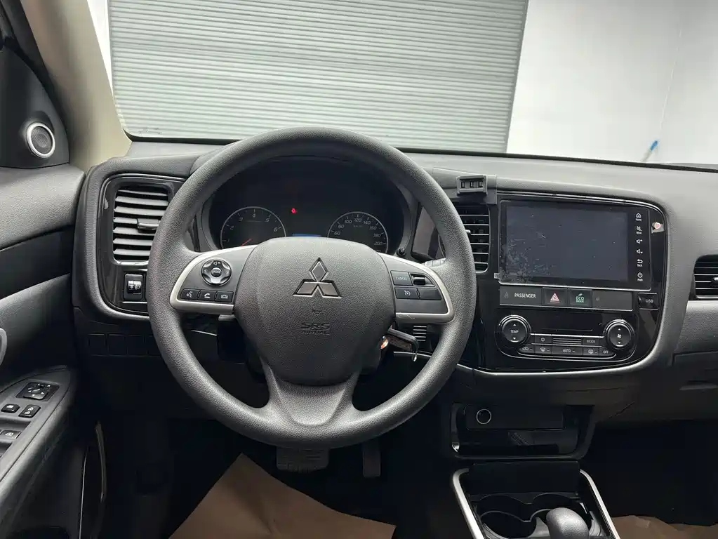 Mitsubishi Outlander 2021 — фото 15