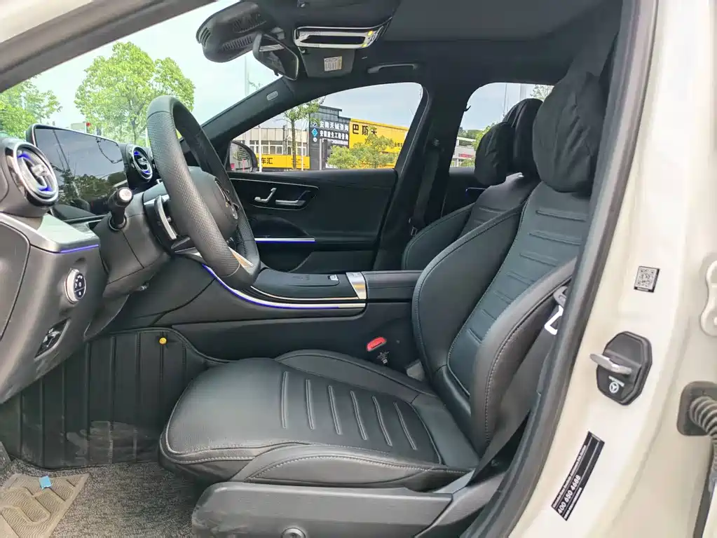 Mercedes-Benz C-Class 2025 — фото 11