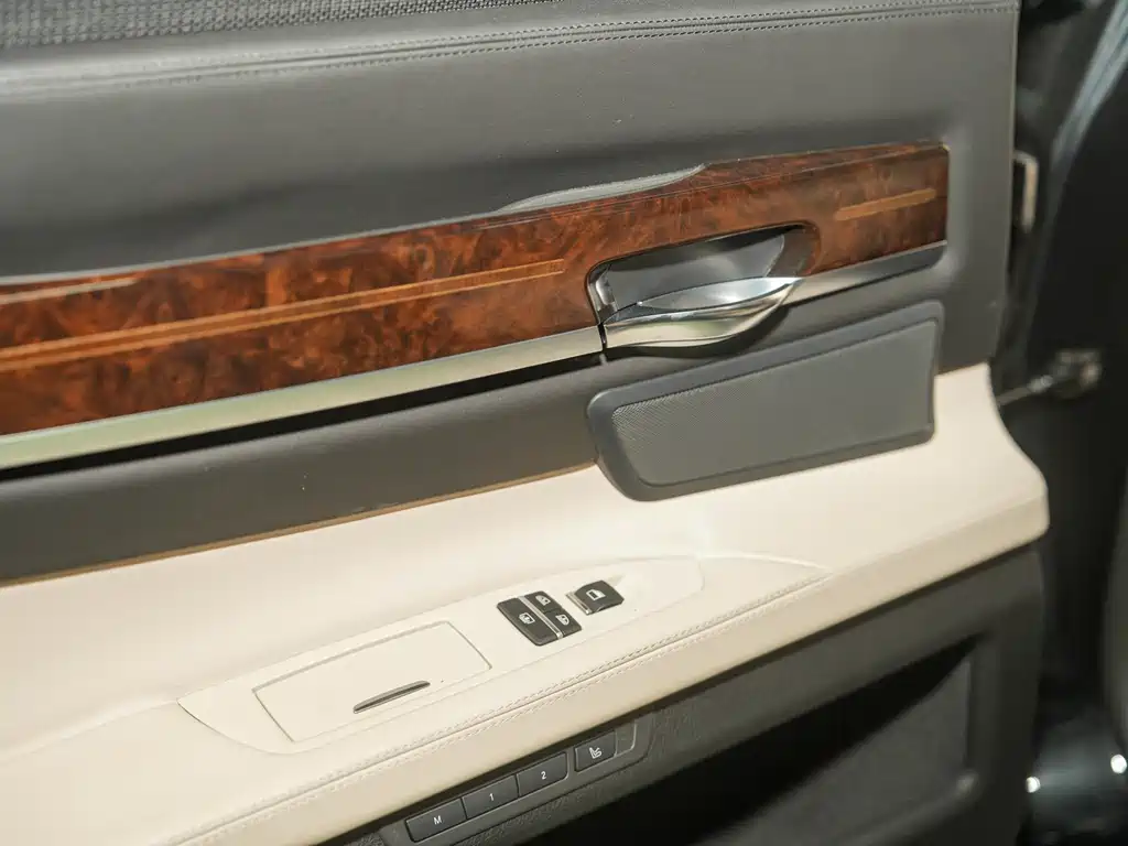 BMW 7 Series 2012 — фото 15